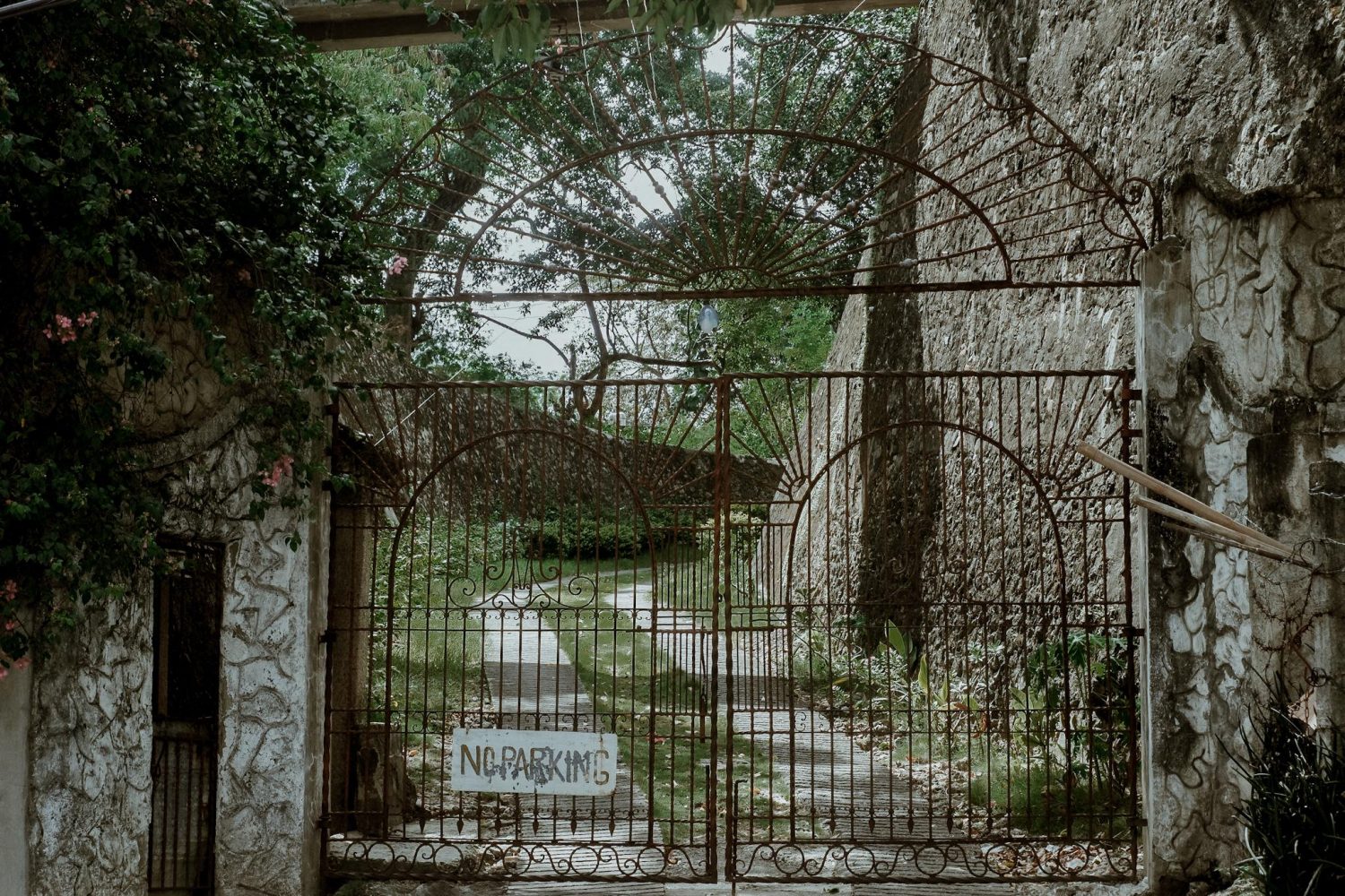 Duo Lens Project - The Villalon Mansion Gate